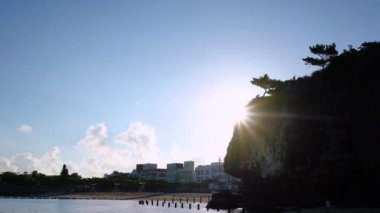 Okinawa Prefecture, Japonya'da Naha plaj ve okyanus bakan bir uçurumun tepesinde Shinto Tapınağı Naminoue gündoğumu manzara Pan video.