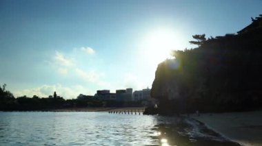 Okinawa Prefecture, Japonya'da Naha plaj ve okyanus bakan bir uçurumun tepesinde Shinto Tapınağı Naminoue gündoğumu manzara Pan video.