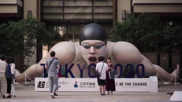 2019年7月26日 2020年の東京オリンピックをテーマに開催されるイベント Change Tokyo 2020 東京のコレド室町テラスには 水泳選手の形をした巨大な膨張可能な構造が立っていました — ストック動画
