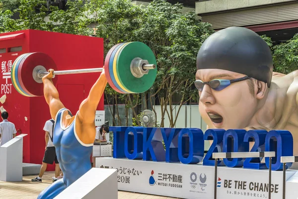 2019年7月26日 以2020年东京奥运会为主题的 改变东京2020 在东京的Coredo Muromachi露台里 矗立着一个巨大的充气结构 形状是游泳运动员在行动 — 图库照片