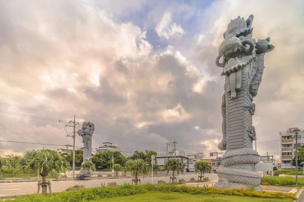 2018年9月15日 中国の姉妹都市那覇と福州のシンボルである那覇港クルーズターミナルドックの近くにクルーズ船の訪問者を迎える柱の巨大な石竜頭の日の出 — ストック写真