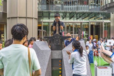 Tokyo, Japonya - 25 Ağustos 2019: 2020 Tokyo Olimpiyat Oyunları etkinliği. Yoldan geçenler, sporcuların aştığı sınırları yeniden keşfetmek için Excalibur omurga gücü ölçümlerini test edebilir. Bu bir sırt mukavemet ölçer.