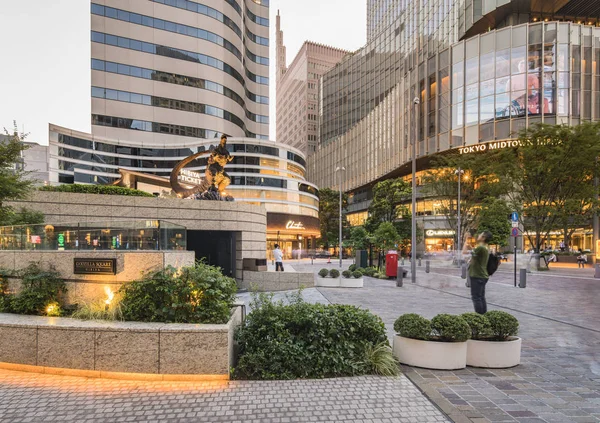 Ortasında Godzilla radyoaktif canavar Heykeli 