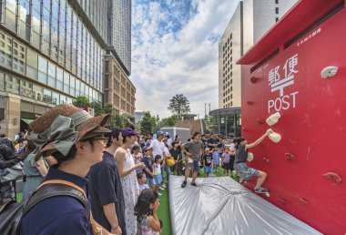 Tokyo, Japonya - 25 Ağustos 2019: 2020 Tokyo Olimpiyat Oyunları etkinliği. Yoldan geçenler, sporcuların aştığı sınırları yeniden keşfetmek için Tırmanma direğine test edebilir.