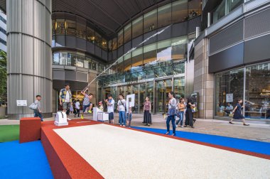 Tokyo, Japonya - 25 Ağustos 2019: 2020 Tokyo Olimpiyat Oyunları etkinliği. Yoldan geçenler sporcular tarafından aşıldı sınırları yeniden keşfetmek için Uzun atlama çeşme test edebilir.