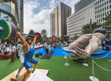 Tokyo, Japonya - 25 Ağustos 2019: 2020 Tokyo Olimpiyat Oyunları etkinliği. Yoldan geçenler, sporcuların aştığı sınırları yeniden keşfetmek için Weight Lifter Face Saddle'ı test edebilir.