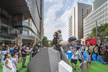 Tokyo, Japonya - 25 Ağustos 2019: 2020 Tokyo Olimpiyat Oyunları etkinliği. Yoldan geçenler, sporcuların aştığı sınırları yeniden keşfetmek için Excalibur omurga gücü ölçümlerini test edebilir. Bu bir sırt mukavemet ölçer.