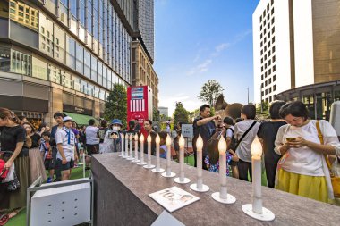 Tokyo, Japonya - 25 Ağustos 2019: 2020 Tokyo Olimpiyat Oyunları etkinliği. Yoldan geçenler sporcular tarafından aşıldı sınırları yeniden keşfetmek için Karate mum test edebilir.