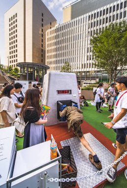 Tokyo, Japonya - 25 Ağustos 2019: 2020 Tokyo Olimpiyat Oyunları etkinliği. Yoldan geçenler sporcuların aştığı sınırları yeniden keşfetmek için Lagerman ağırlığını test edebilir.