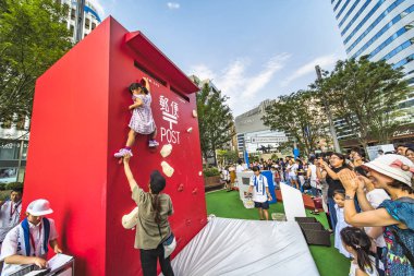 Tokyo, Japonya - 25 Ağustos 2019: 2020 Tokyo Olimpiyat Oyunları etkinliği. Yoldan geçenler, sporcuların aştığı sınırları yeniden keşfetmek için Tırmanma direğine test edebilir.