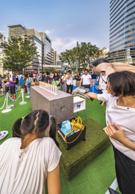 Tokyo, Japonya - 25 Ağustos 2019: 2020 Tokyo Olimpiyat Oyunları etkinliği. Yoldan geçenler sporcular tarafından aşıldı sınırları yeniden keşfetmek için Karate mum test edebilir.