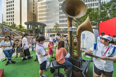 Tokyo, Japonya - 25 Ağustos 2019: 2020 Tokyo Olimpiyat Oyunları etkinliği. Yoldan geçenler, sporcuların aştığı sınırları yeniden keşfetmek için Dev kornayı test edebilir..