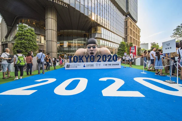 日本东京 2019年8月25日 以2020年东京奥运会为主题的 改变东京2020 在东京的东京中城Hibiya矗立着一个巨大的充气结构 形状是游泳运动员在行动 — 图库照片