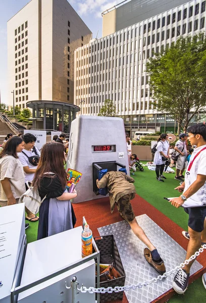 Tokyo, Japonya - 25 Ağustos 2019: 2020 Tokyo Olimpiyat Oyunları etkinliği. Yoldan geçenler sporcuların aştığı sınırları yeniden keşfetmek için Lagerman ağırlığını test edebilir.