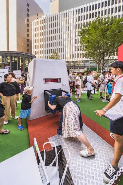 Tokyo, Japonya - 25 Ağustos 2019: 2020 Tokyo Olimpiyat Oyunları etkinliği. Yoldan geçenler sporcuların aştığı sınırları yeniden keşfetmek için Lagerman ağırlığını test edebilir.