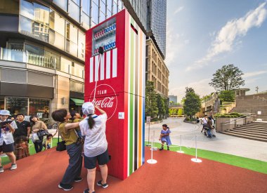 Tokyo, Japonya - 25 Ağustos 2019: 2020 Tokyo Olimpiyat Oyunları etkinliği. Yoldan geçenler, sporcuların aştığı sınırları yeniden keşfetmek için Voleybol otomatını test edebilir.