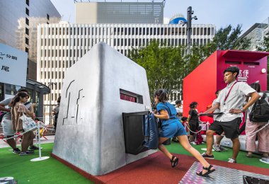 Tokyo, Japonya - 25 Ağustos 2019: 2020 Tokyo Olimpiyat Oyunları etkinliği. Yoldan geçenler sporcuların aştığı sınırları yeniden keşfetmek için Lagerman ağırlığını test edebilir.