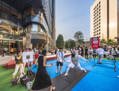 Tokyo, Japonya - 25 Ağustos 2019: 2020 Tokyo Olimpiyat Oyunları etkinliği. Yoldan geçenler, sporcuların aştığı sınırları yeniden keşfetmek için eskrim yapanlartest edebilir..