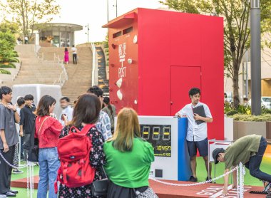 Tokyo, Japonya - 25 Ağustos 2019: 2020 Tokyo Olimpiyat Oyunları etkinliği. Yoldan geçenler, sporcuların aştığı sınırları yeniden keşfetmek için Tırmanma direğine test edebilir.