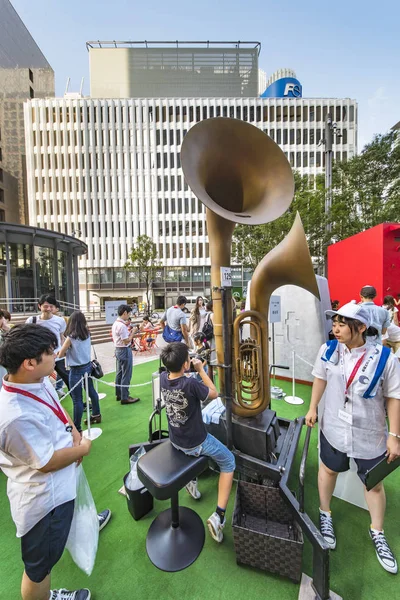 Tokyo, Japonya - 25 Ağustos 2019: 2020 Tokyo Olimpiyat Oyunları etkinliği. Yoldan geçenler, sporcuların aştığı sınırları yeniden keşfetmek için Dev kornayı test edebilir..