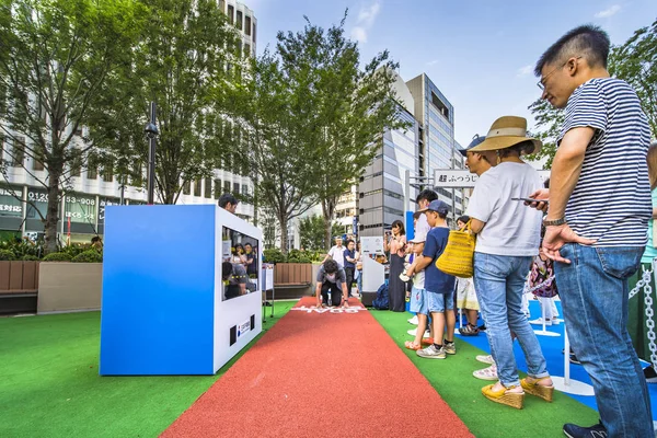 Tokyo, Japonya - 25 Ağustos 2019: 2020 Tokyo Olimpiyat Oyunları etkinliği. Yoldan geçenler, sporcuların aştığı sınırları yeniden keşfetmek için 0 m koşu spor disiplinlerini test edebilir.