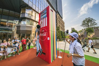 Tokyo, Japonya - 25 Ağustos 2019: 2020 Tokyo Olimpiyat Oyunları etkinliği. Yoldan geçenler, sporcuların aştığı sınırları yeniden keşfetmek için Voleybol otomatını test edebilir.