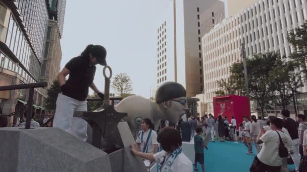 2019年8月25日 2020年東京オリンピック競技大会通行人は アスリートが超えた限界を再発見するために エクスカリバー脊椎強度測定をテストすることができます 背中の強さメーターです — ストック動画