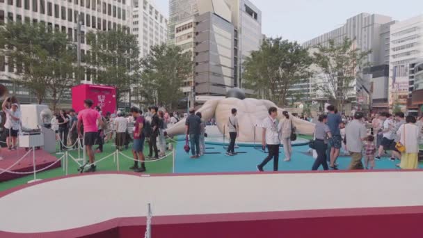 日本东京 2019年8月25日 2020年东京奥运会活动 路人可以测试排球自动售货机与排球运动员跳跃目的地高度相同的按钮 — 图库视频影像