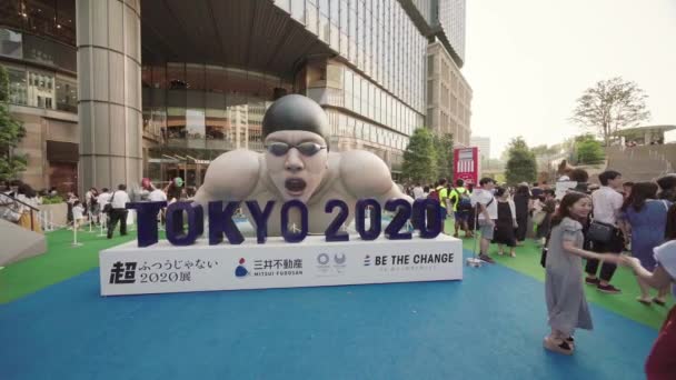 2019年8月25日 2020年の東京オリンピック開催東京の東京ミッドタウン日比谷では 競泳選手の形をした巨大な膨張可能な構造が活躍しました — ストック動画