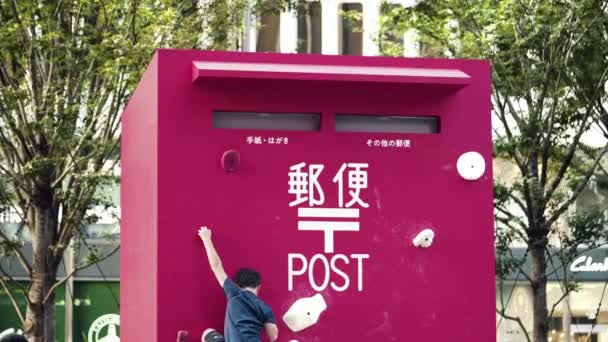 2019年8月25日 東京オリンピック開催通行人は 選手によって超えた限界を再発見するためにクライミングポストをテストすることができます 高さ約4Mの珍しい郵便ポストに登り カードをポスト — ストック動画