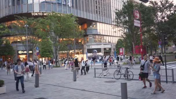 Ιαπωνικό Γκοτζίλα ραδιενεργό τέρας στην πλατεία Γκοτζίλα στο Τόκιο. — Αρχείο Βίντεο
