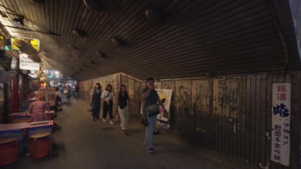 Lanterna japonesa onde está escrito "Refeição" na passagem subterrânea Yuraku Concourse . — Vídeo de Stock