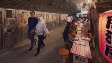 Tokyo'da Müslüman yaya kadın.