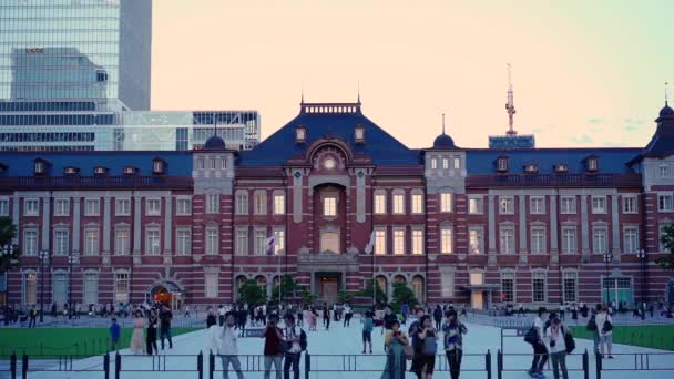 Timelapse video de la puesta del sol en el lado Marunouchi de la estación de tren de Tokio en la ciudad de Chiyoda, Tokio, Japón . — Vídeo de stock