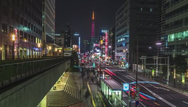 Видеозапись ночного движения у входа на станцию Хамамацучо перед зданием Всемирного торгового центра и улицей, ведущей к Токийской башне и холмам Роппонги . — стоковое видео