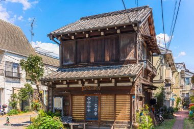 Tokyo, Japonya - 31 Mart 2020: Eski bir Japon Sake fabrikasının ahşap evi Yanaka mezarlığına yakın Meiji döneminin antik Hatsunecho bölgesinde Kourinsha retro Exhibition alanına dönüştürüldü.