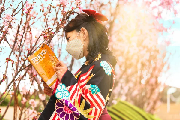 Mulher Japonesa Quimono Hakama Vestindo Uma Máscara Pano Lendo Guia — Fotografia de Stock