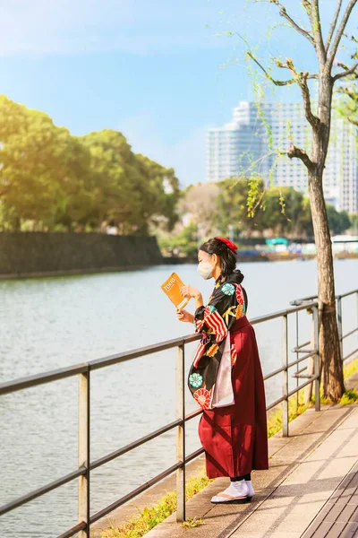 Mulher Japonesa Vestida Quimono Hakama Usando Uma Máscara Facial Lendo — Fotografia de Stock