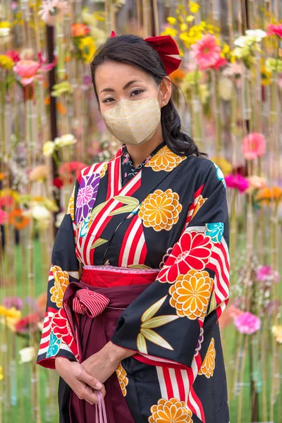 Японська Жінка Одягнена Маску Обличчя Хакама Кімоно Перед Стіною Квітів — стокове фото