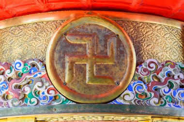 Tokyo, Japonya - Nisan 04 2020: Japon Budist gamalı haçı ya da Kaminarimon 'un altın metal kenarına oyulmuş sauwastika ya da Asakusa Senso-ji tapınağındaki Thunder kapısı kağıt fenerine yakın çekim.