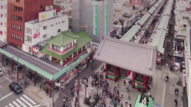 Statische video van luchtfoto van Kaminarimon poort en Nakamise winkelstraat in Asakusa. — Stockvideo