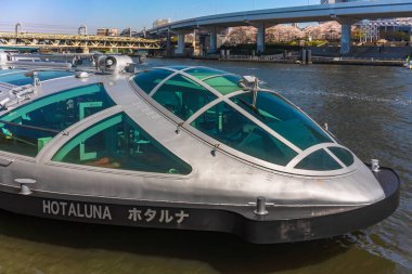 Tokyo, Japonya - Mart 01 2020: Sumida Nehri 'ne demirlemiş Reiji Matsumoto manga dünyasından esinlenilmiş Japon Hotaluna uzay gemisi biçimli Bateau Mouche keşif teknesinin kokpitine yakın çekim.