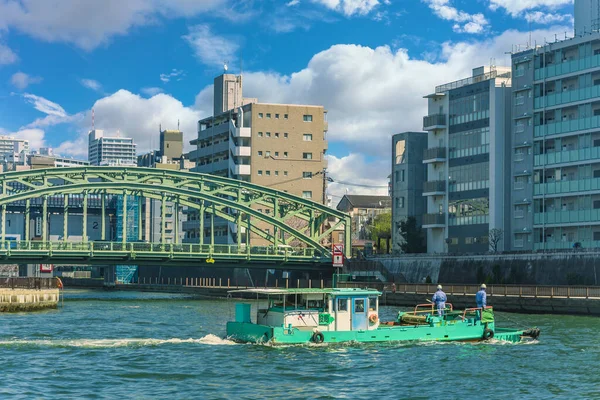 Reinigungsboot Vor Der Eisernen Brücke Mannenbashi Entfernt Plastikmüll Der Fluss — Stockfoto