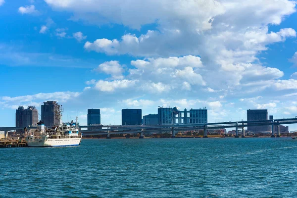 Лодка Пришвартована Берегу Токийского Залива Перед Двухслойным Радужным Мостом Бухтой — стоковое фото