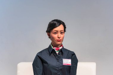 Tokyo, Japonya - Mart 01 2020: Otonaroid adlı bir insansı robota yakın çekim Odaiba 'daki Ulusal Gelişen Bilim ve Yenilik Müzesi tarafından bilim rehberi olarak tutulan kadın spiker robot.