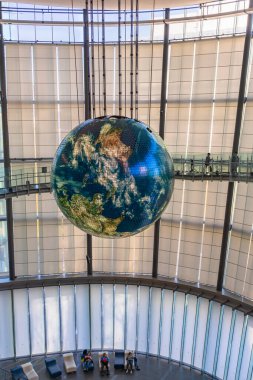 Tokyo, Japonya - Mart 01 2020: Odaiba 'daki Miraikan Müzesi' nin avlusuna yüksek açılı bakış açısıyla ziyaretçiler yer kürenin altında tavandan sarkan Geo Cosmos 'un koltuklarına mola veriyorlar..