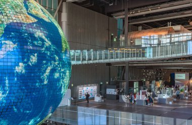 Tokyo, Japonya - Mart 01 2020: Odaiba 'daki Miraikan Müzesi' nin avlusundan ya da Geo Cosmos adında dev bir toprak küresinin bulunduğu Ulusal Gelişmekte Olan Bilim ve Yenilik Müzesinden iç görünüm.