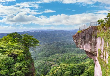 Jigoku Nozoki 'nin Uçurumu, Nokogiri Dağı' ndaki Boso Yarımadası 'na bakan çarpıcı bir panoramik görüş noktasında boşluğa bakarak cehennemin içine bakmaktır..