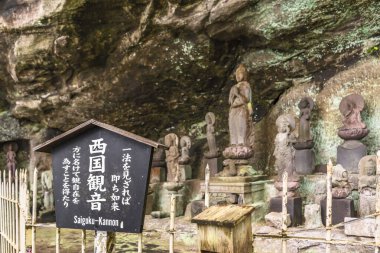 Chiba, japan - 18 Temmuz 2020: Saigoku Kannon Bodhisattva 'nın Budist heykelleri 18. yüzyılda Jingoro Eirei Ono tarafından Nokogiri Dağı' nda oluşturuldu..