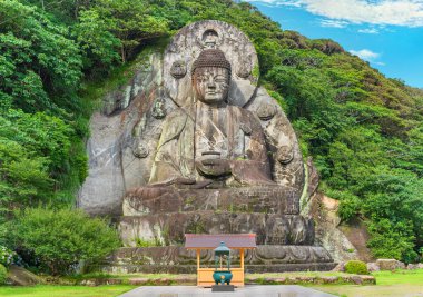 Chiba, Japonya - 18 Temmuz 2020: Boso Yarımadası Ormanı 'ndaki Nokogiri Dağı' nın dağ yamacındaki Nihonji Tapınağı 'nın dev Buda Daibutsu heykelinin en büyük taş oyulmuş magaibutsu heykeli.